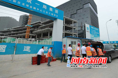 浙商银行郑州分行致敬城市守护者公益赠饮行