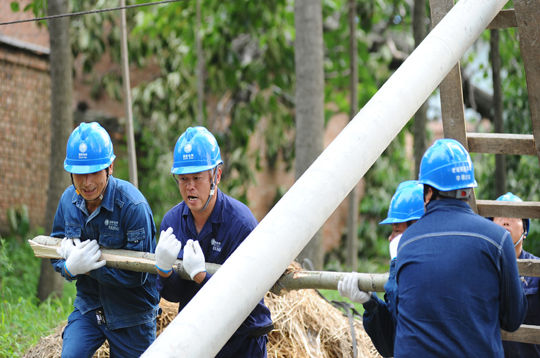 郸城供电公司 抢修强对流天气破坏的电力线路