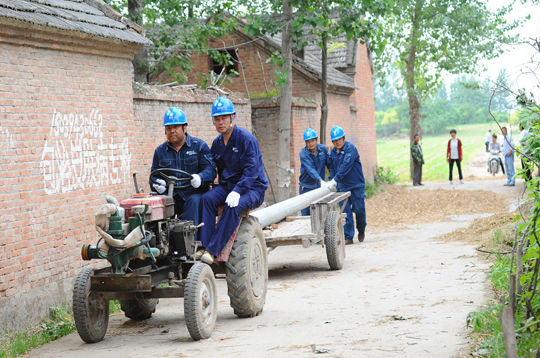 郸城供电公司 抢修强对流天气破坏的电力线路
