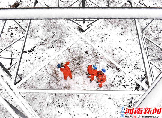 南阳市淅川县供电公司:冒雪特训保障电网安全