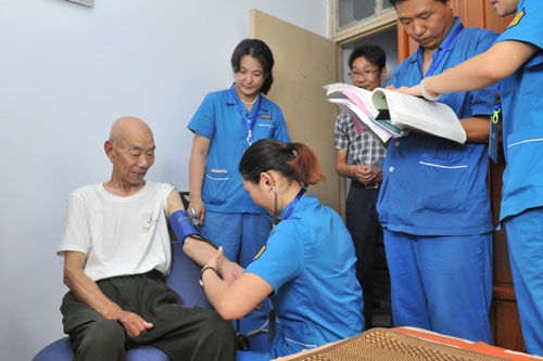 河南省直医院服务中心开展慢性病入户筛查工作