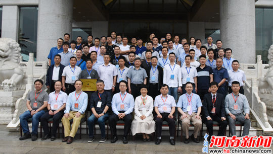 郑大二附院举办脊柱退行性疾病规范化治疗论坛