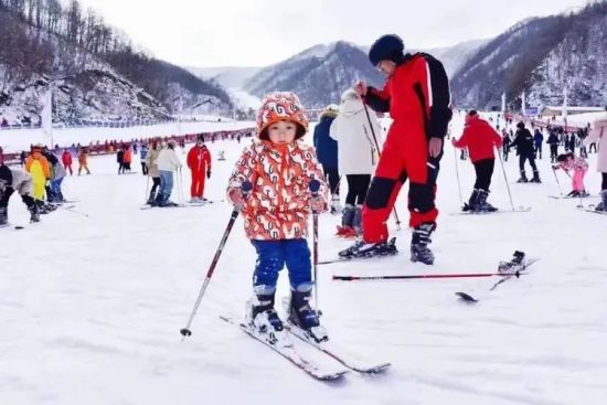 北京冬奥会引燃冰雪“冷”经济