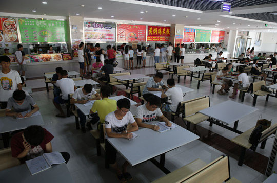 新乡医学院三全学院开放餐厅为学生避暑自习