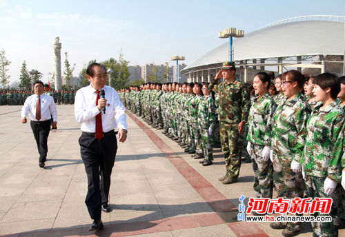 郑州工业应用技术学院举行2016级新生军训总