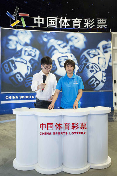 奥运冠军孙甜甜启动摇奖机 大乐透2注千万头奖