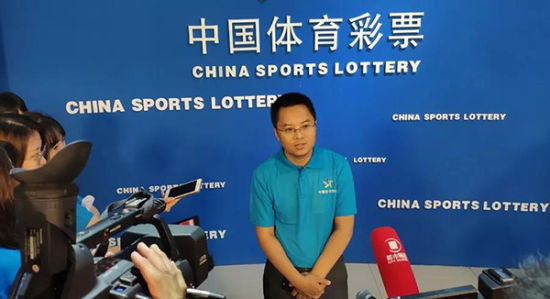 奥运冠军孙甜甜启动摇奖机 大乐透2注千万头奖