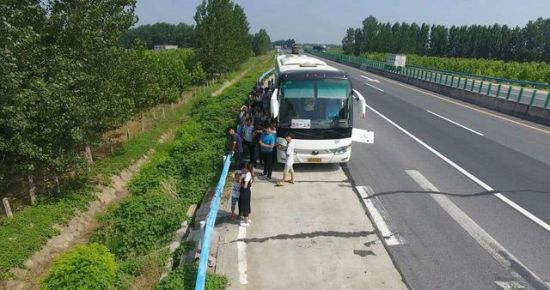 周口高速交警无人机巡逻救助高速抛锚客车