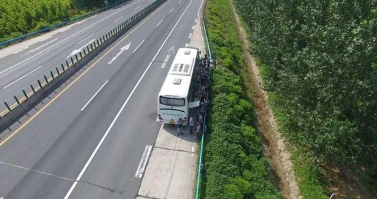 周口高速交警无人机巡逻救助高速抛锚客车