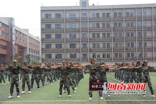 郑州市实验高级中学举行新生军训会操表演