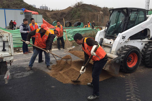 郑州市市政工程管理处开展2016清除冰雪演练