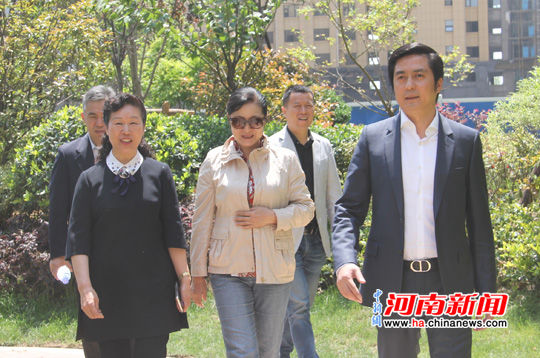 河南省侨联副主席李香枝:免费为贫困地区教师培训