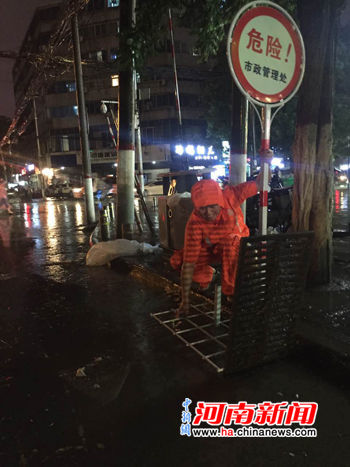 郑州市市政工程管理处积极应对降雨防内涝