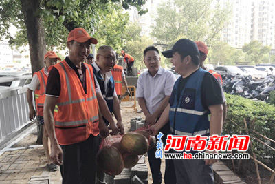 郑州市市政管理处养护二所为一线职工送清凉