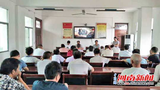 红色电影进党课 脱贫路上人心齐