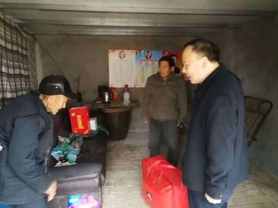 11月20日,郸城县国土资源局党组书记,局长杨玉民与驻村干部一起前往