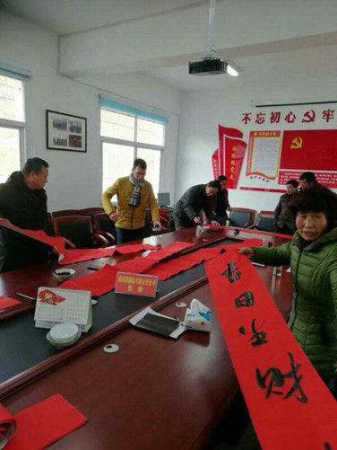桐柏县文联组织开展为贫困群众“送春联、迎新春”活动