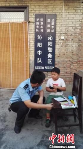 铁警甘做留守儿童警察爸爸为自闭症儿子解