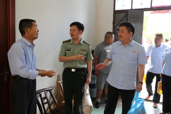 6月26日,罗山县人武部长詹才胜,罗山县人民法院党组书记,院长