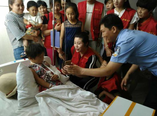 河南周口高速交警爱心救助小梦丽引发社会接力