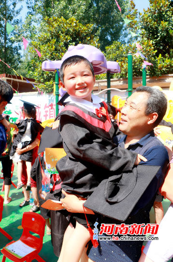 河南留守萌娃毕业典礼跪谢爷爷奶奶 - 河南图片