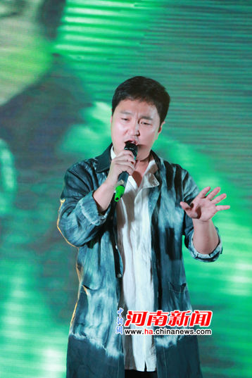 呼斯楞为草原来客献唱 粗犷嗓音打动众多异乡人