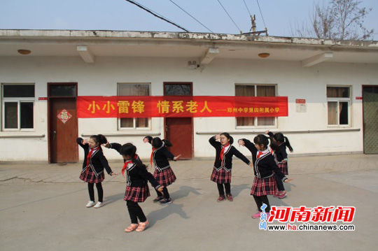郑州小学生走进敬老院续写雷锋日记 - 河南图片