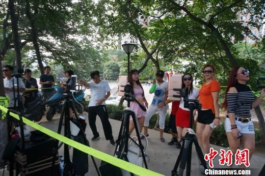 郑州现尬舞一条街 市民:对多元娱乐持包容态度