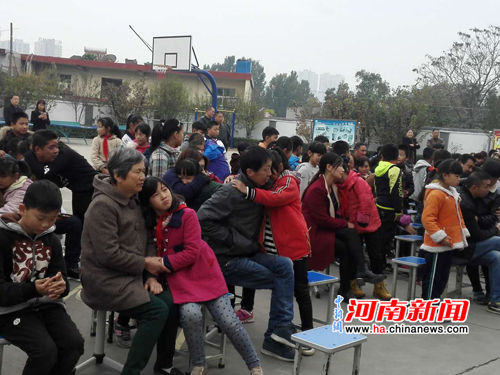 鹤壁市陈家湾小学举行感恩教育报告会 - 河南图