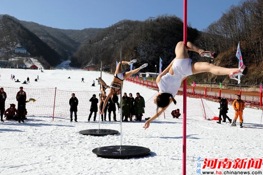 钢管舞美女挑战严寒冰天雪地比基尼热舞引围观
