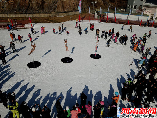 钢管舞美女挑战严寒冰天雪地比基尼热舞引围观