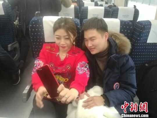 郑成高铁今日首发 烩面、火锅、熊猫卡通三兄