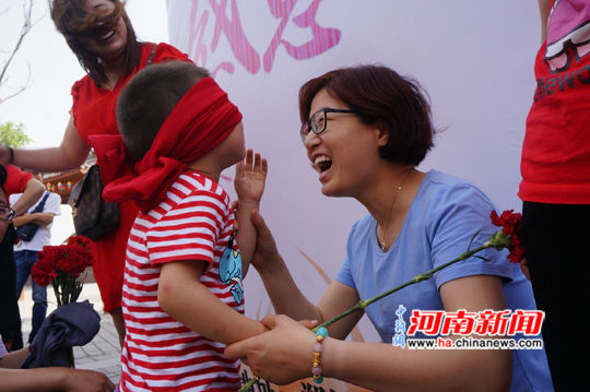 母亲节萌娃蒙眼找妈妈 感受母爱温度