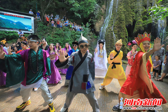 栾川重渡沟上演快闪秀 致敬经典引万人围观