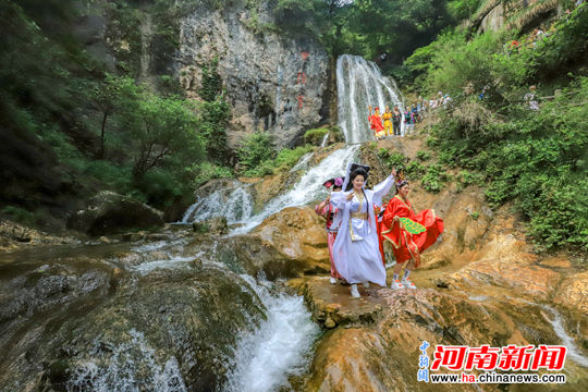 栾川重渡沟上演快闪秀 致敬经典引万人围观