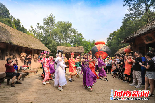 栾川重渡沟上演快闪秀 致敬经典引万人围观