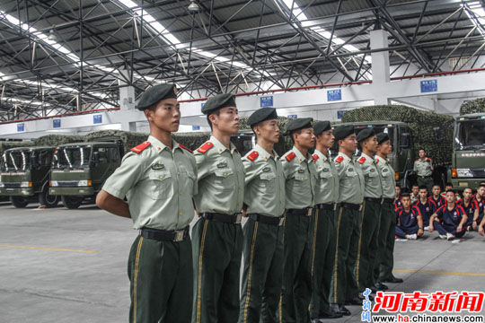 武警某部机动第八支队协助驻地武装部开展新兵役前训练