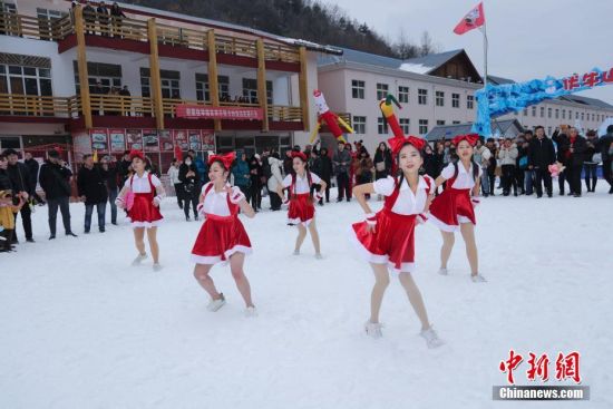 河南伏牛山梦幻冰雪季开幕 少女短裙热舞助阵