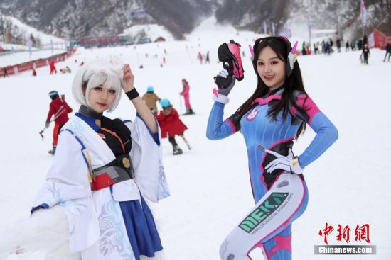 河南伏牛山梦幻冰雪季开幕 少女短裙热舞助阵