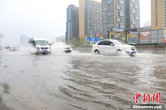 直击暴雨下的郑州街头
