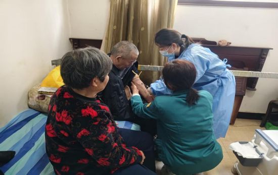 ͼΪҽ����Ա�ڶ����˽�����졣